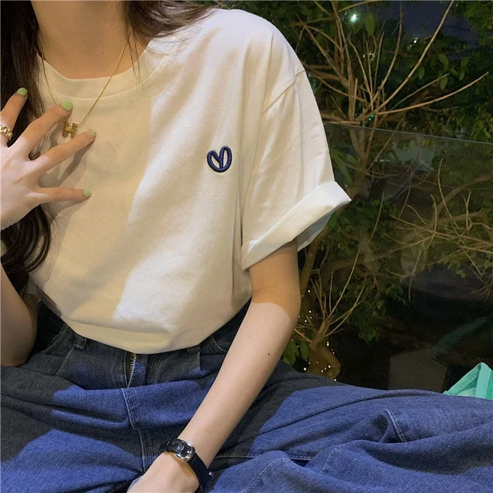 Camisa básica feminina de manga curta branca primavera verão nova 2023 novo bordado design simples solto INS top fibra de poliéster