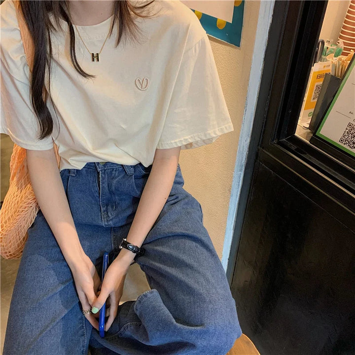 Camisa básica feminina de manga curta branca primavera verão nova 2023 novo bordado design simples solto INS top fibra de poliéster