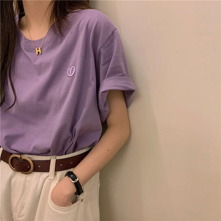 Camisa básica feminina de manga curta branca primavera verão nova 2023 novo bordado design simples solto INS top fibra de poliéster