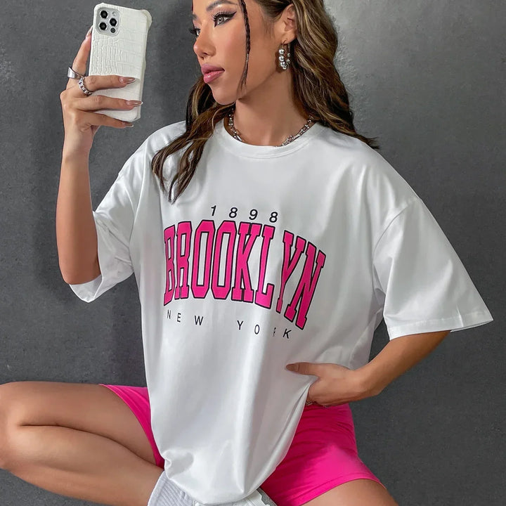 Camiseta feminina 1898 Brooklyn York Letter Print Tops Tee Camiseta preta Camiseta feminina de verão Camiseta gráfica dos anos 90 Camiseta feminina fofa Tops Tee
