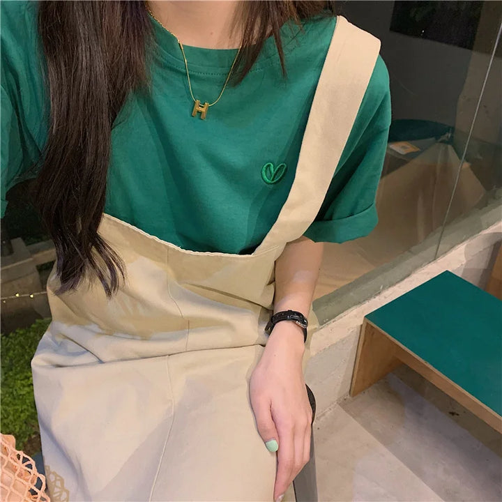 Camisa básica feminina de manga curta branca primavera verão nova 2023 novo bordado design simples solto INS top fibra de poliéster