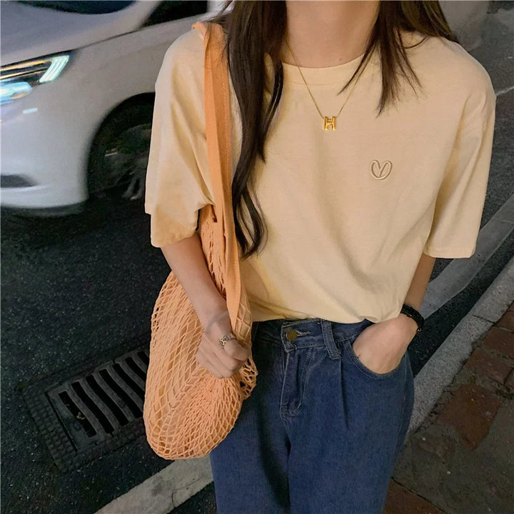 Camisa básica feminina de manga curta branca primavera verão nova 2023 novo bordado design simples solto INS top fibra de poliéster
