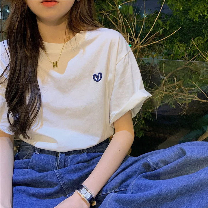 Camisa básica feminina de manga curta branca primavera verão nova 2023 novo bordado design simples solto INS top fibra de poliéster
