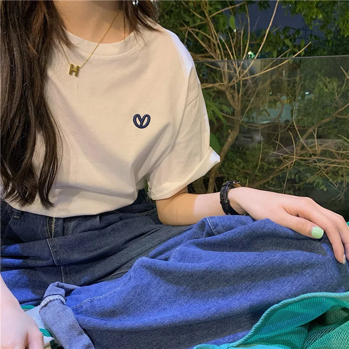 Camisa básica feminina de manga curta branca primavera verão nova 2023 novo bordado design simples solto INS top fibra de poliéster